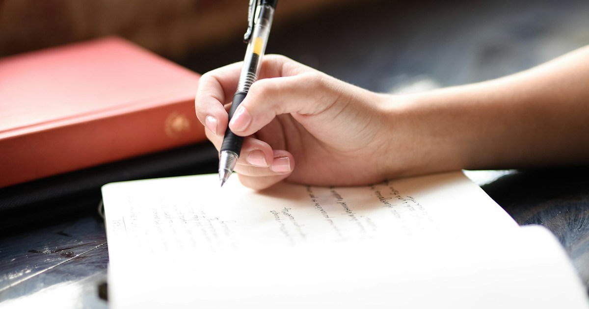 契約前に確認したい質問をノートに書き留めるイメージ